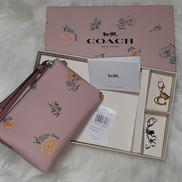 NWT Coach Boxed Wristlet with Bag Charms - Picture 4 of 7